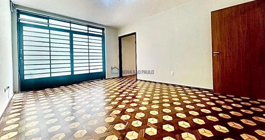 Sobrado residencial com 03 dormitórios e 03 vagas de garagem.