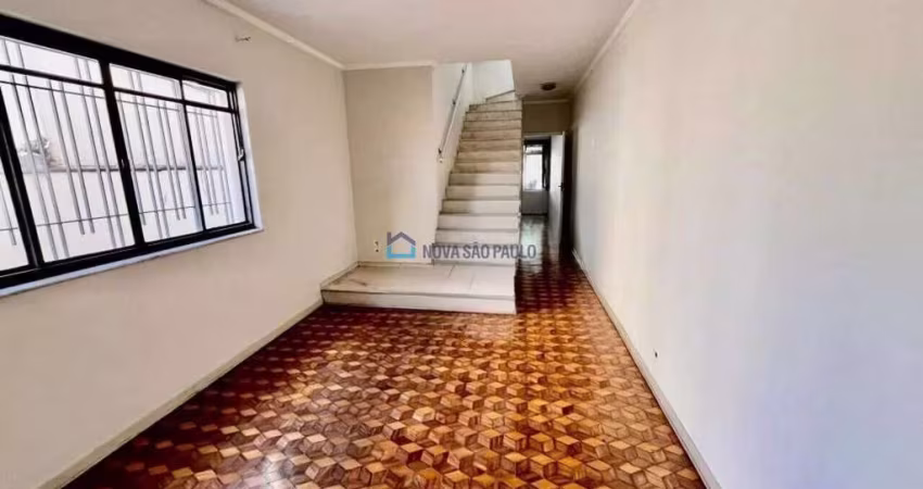 Sobrado para locação no Jabaquara com 03 dormitórios e 02 vagas.