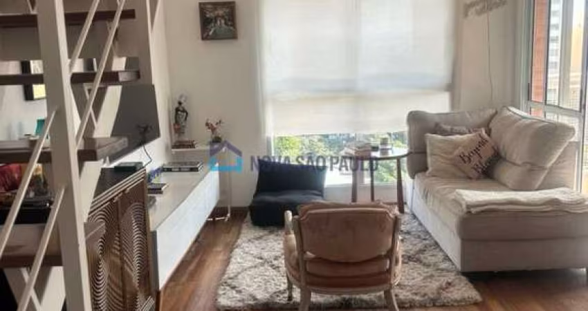 Moderno apartamento duplex localizado no bairro de Pinheiros, em São Paulo.