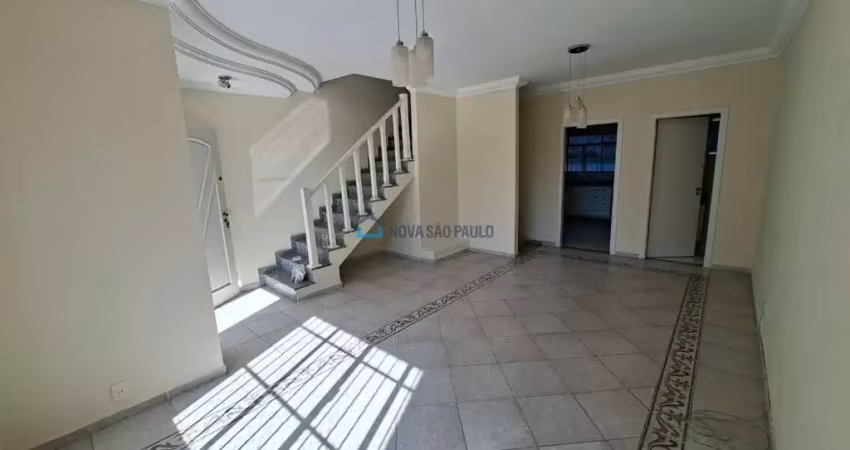 Casa de condomínio com 03 quartos, sendo 01 suíte e 02 vagas de garagem