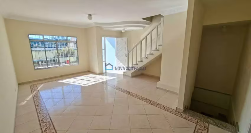 Casa de condomínio com 03 quartos, sendo 01 suíte e 02 vagas de garagem