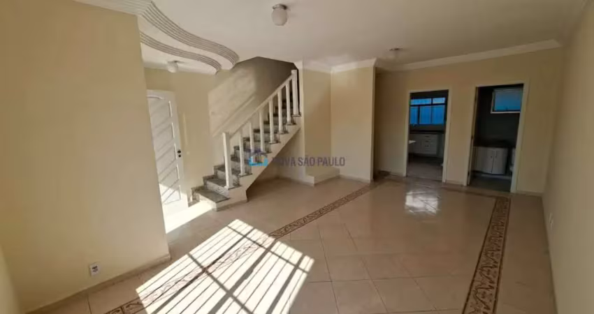Casa de condomínio com 03 quartos, sendo 01 suíte e 02 vagas de garagem