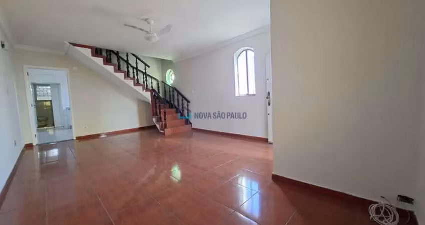 Sobrado para locação com 03 quartos e 04 vagas de garagem