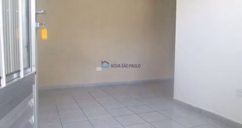 Possui: 1 dormitório, sala, cozinha, banheiro, área de serviço, 1 vaga