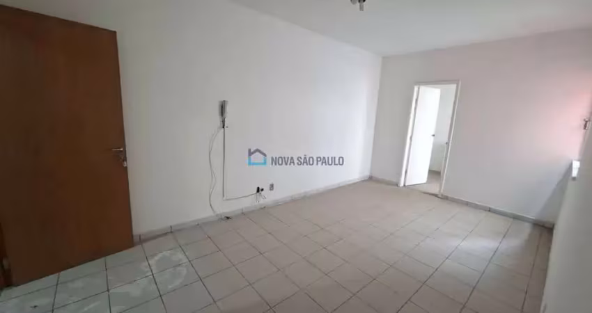 Apartamento sem elevador com 1 dormitório, sala, cozinha, banheiro, área de serviço.