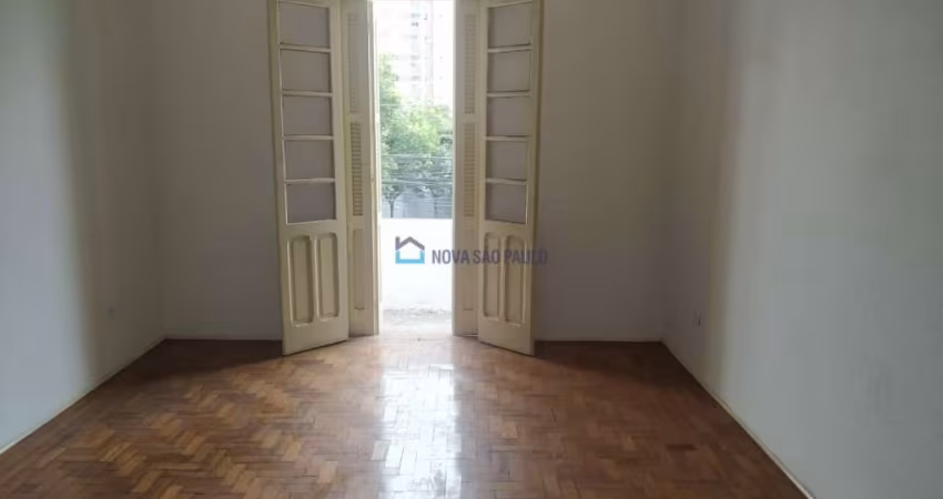 Casa assobradada comercial ou residencial! A 07 minutos a pé do metrô Praça da Árvore.