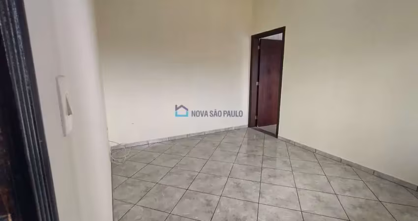 Apartamento com 1 dorm., sala, cozinha, banheiro, área de serviço.