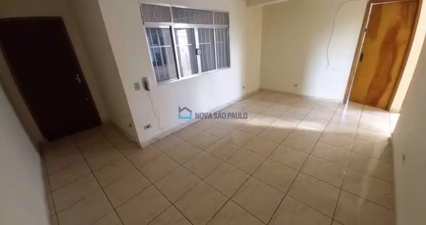 Ótima localização, transportes na porta, próximo a  comércios em geral