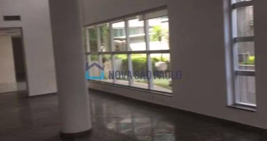 Loja com Mezanino , ótima localização, corredor comercial