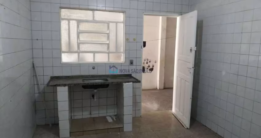 Casa térrea, com 1 dormitório, cozinha, banheiro, área de serviço, quintal.