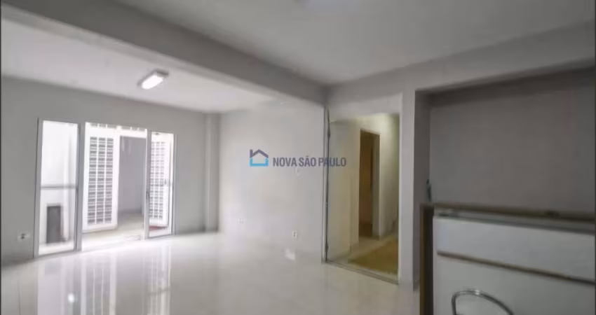 Sobrado com 04 dormitórios na região do Campo Belo