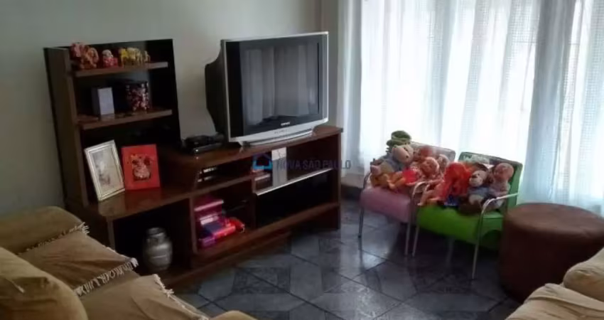 Casa sobrado com 03 dormitórios na região de americanópolis.