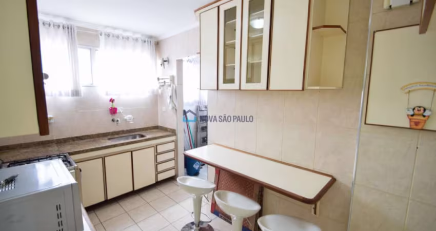 Apartamento, sala com sacada, 68m². Praça da Arvore.