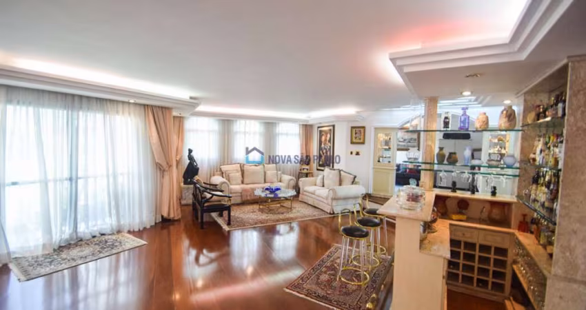 Amplo apartamento a venda em Moema