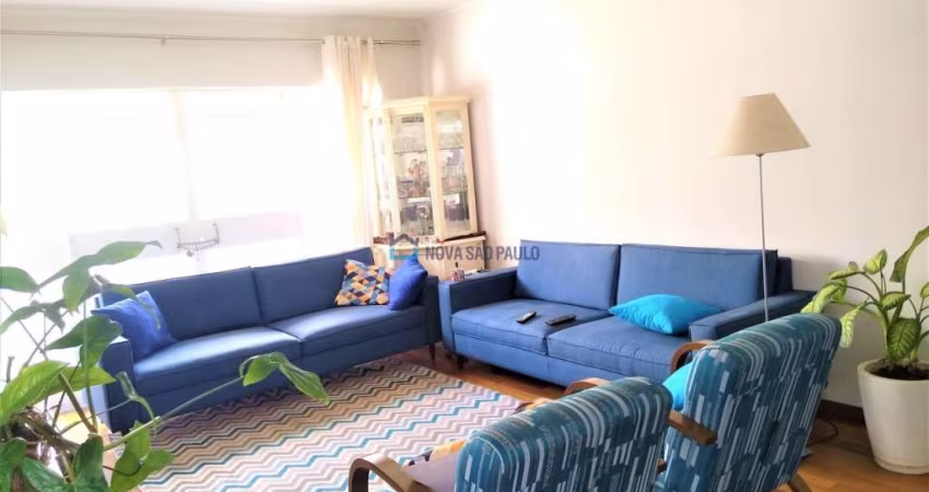 Casa térrea com 03 dormitórios, 03 vagas na Vila Mariana.