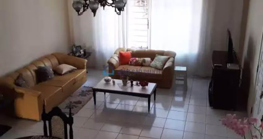 Sobrado à venda em Mirandópolis com 3 quartos.