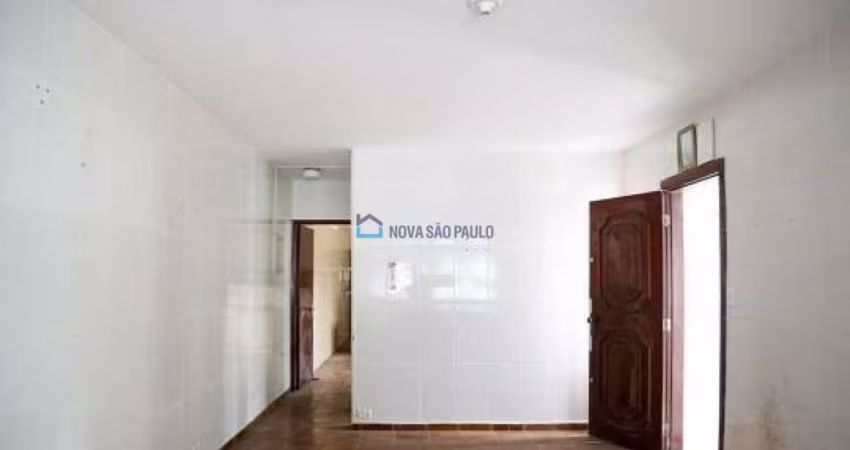 Sobrado com 04 dormitórios na região da Vila Santa Catarina.
