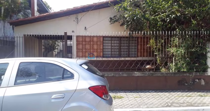 Casa térrea com terreno 9X36, 3 dorm, 4 vagas, próximo ao Metrô.