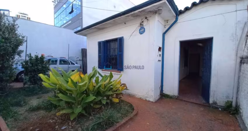 Casa à venda, na Vila Mariana, a 850 m do metrô Santa Cruz.
