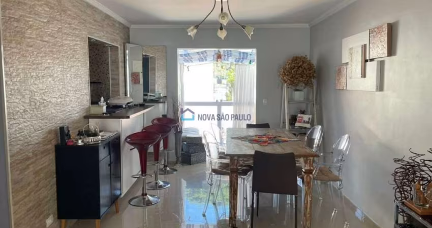 Casa à venda no Planalto Paulista com 3 quartos e 4 vagas de garagem.
