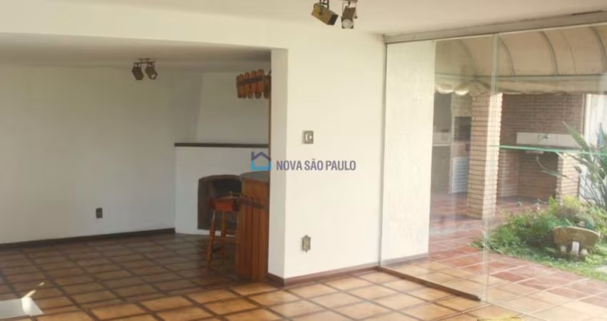 Sobrado no Brooklin Paulista, 328m² de área util, 4 Quartos, 4 Suítes, 3 Vagas