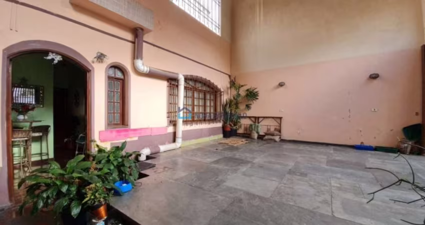 Casa a venda na Aclimação, 03 dormitórios e amplo quintal com área gourmet