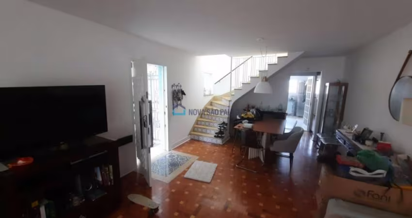 Sobrado com 03 dormitórios na região da Vila Mascote.