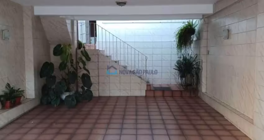 Sobrado com 03 dormitórios na região da Vila Mascote.