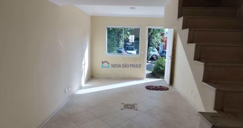 Sobrado 3 Dormitórios, sendo 1 suíte, 2 vagas - Vila Caraguatá