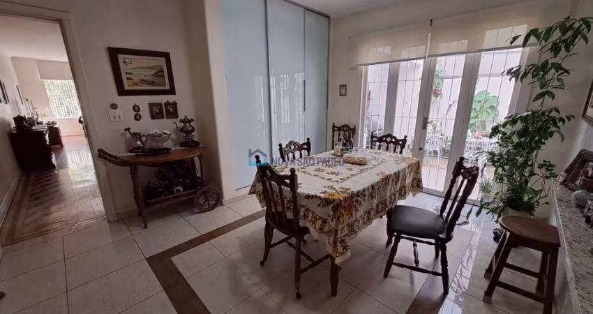 Casa à venda no Planalto Paulista com 3 quartos e 4 vagas de garagem.