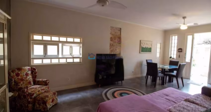 Casa Térrea 122 m² 2 dorms sendo 1 suíte sala cozinha cA/E 2 Banhs, lavanderia 3 vagas de garagem.