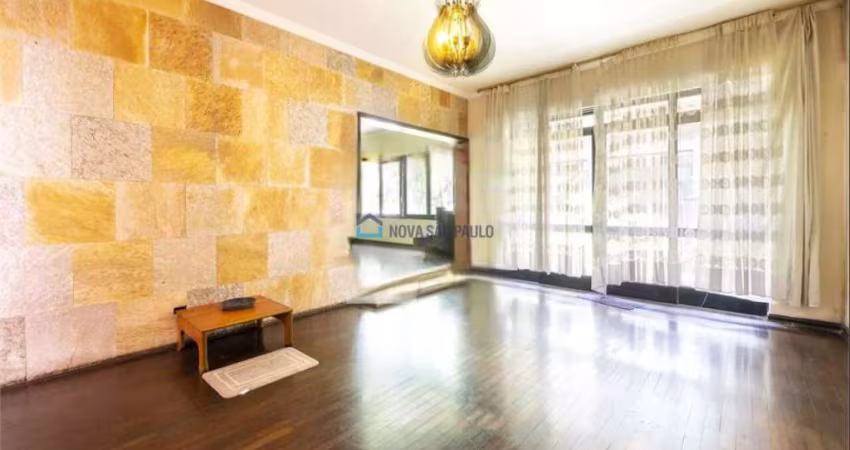 Casa Térrea com 450m² 4 dorms 2 suítes sala cozinha 4 banheiros lavanderia 4 vagas de garagem.
