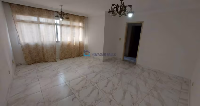 Apartamento à venda na Saúde com 2 quartos e 2 vagas de garagem.