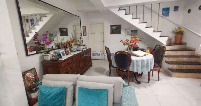 Casa à Venda no Planalto Paulista com 3 quartos, 1 vaga.