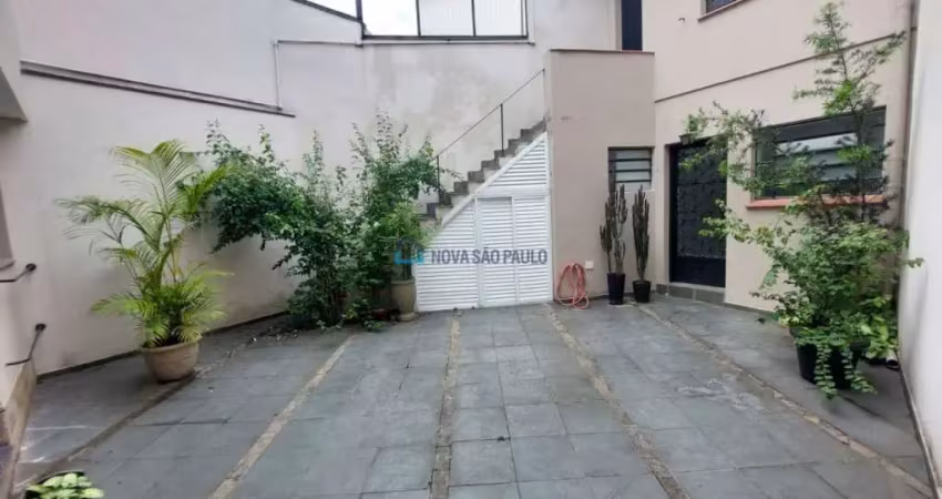 Sobrado na aclimação, 140m², 3 quartos , 1 suíte , 2 vagas , fins comerciais, zona mixta.