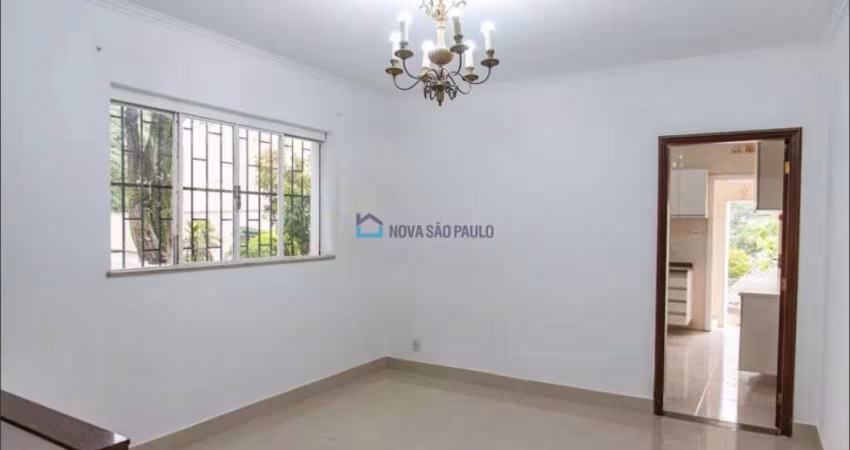 Sobrado à venda, 300 m² 3 quartos, 2 suítes, 3 banheiros,  3 vagas de garagem.