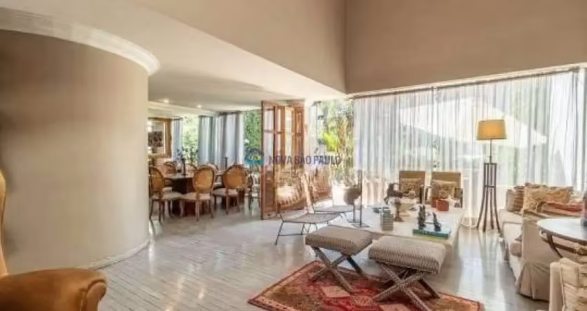 Sobrado à Venda com 500m². Campo Belo. 3 Suítes, 4 Vagas .