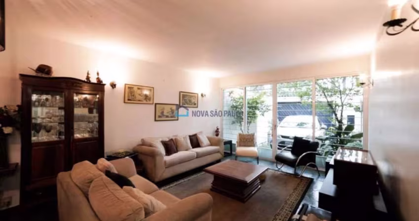 Sobrado 240 m² 3 dormitórios 1 suíte sala cozinha 2 banheiros lavanderia 3 vagas de garagem.