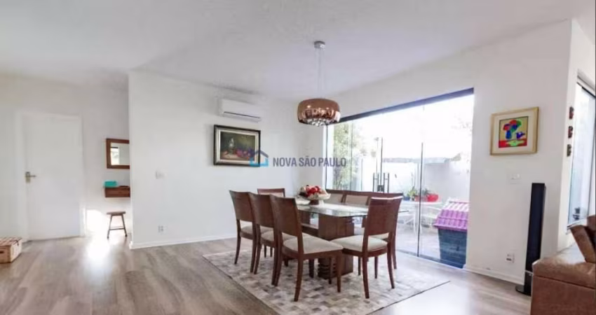 Venda. Campo Belo. Casa Térrea com 220m² . 3 dormitórios. 3 vagas .