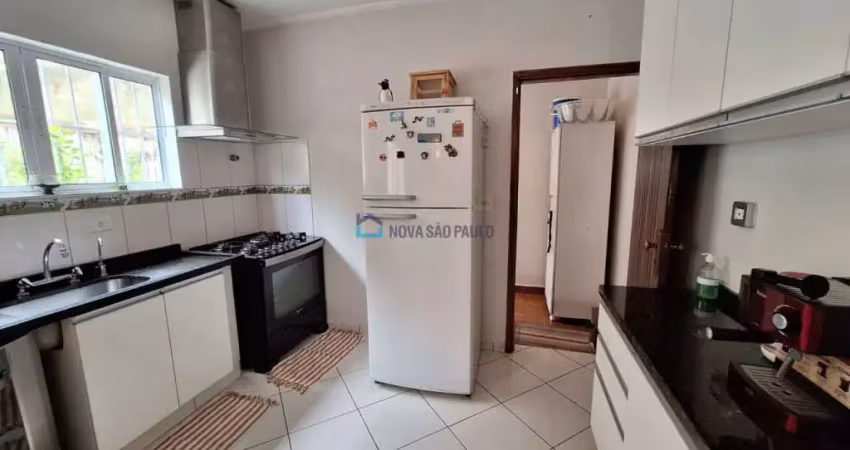 Sobrado à venda na saúde com 3 quartos sendo 1 suíte e 2 vagas de garagem.