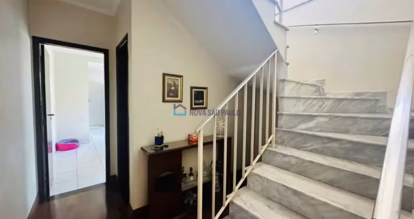 Casa com 4 dormitórios, sendo 1 suíte, e mais uma suíte  completa de empegada.