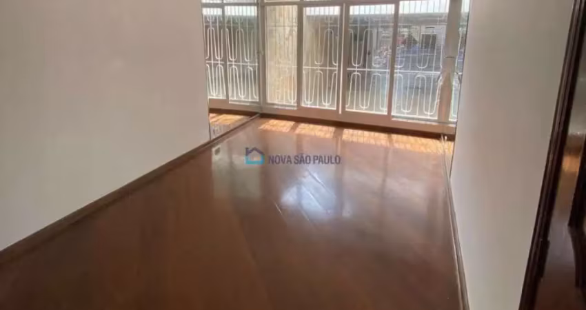 Sobrado com 03 dormitórios na região da vila mascote.
