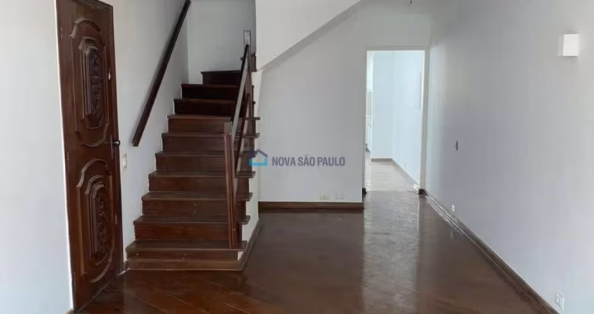 Sobrado com 03 dormitórios na região da Vila Mascote.
