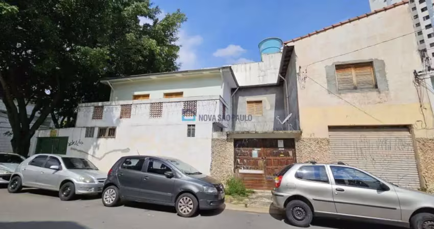Sobrado à venda com 3 quartos e 2 vagas, 226m² (saúde)