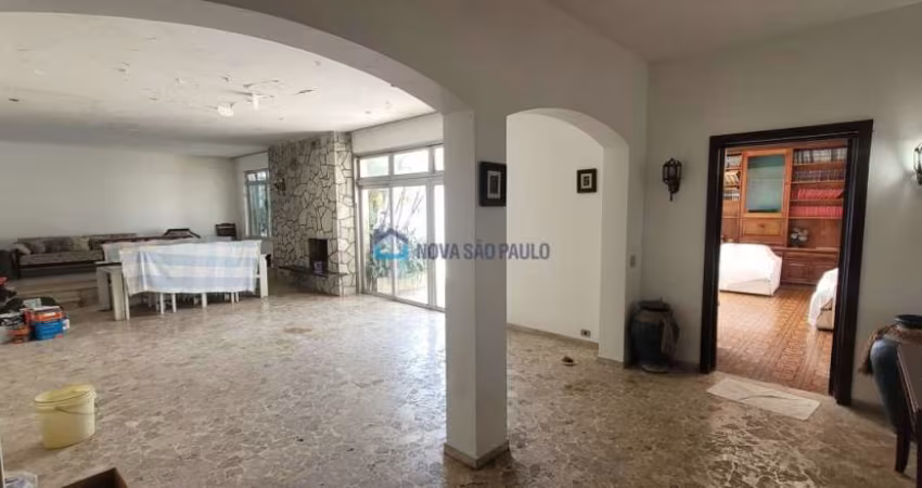 Casa de 800m², com 4 dormitórios em Indianópolis