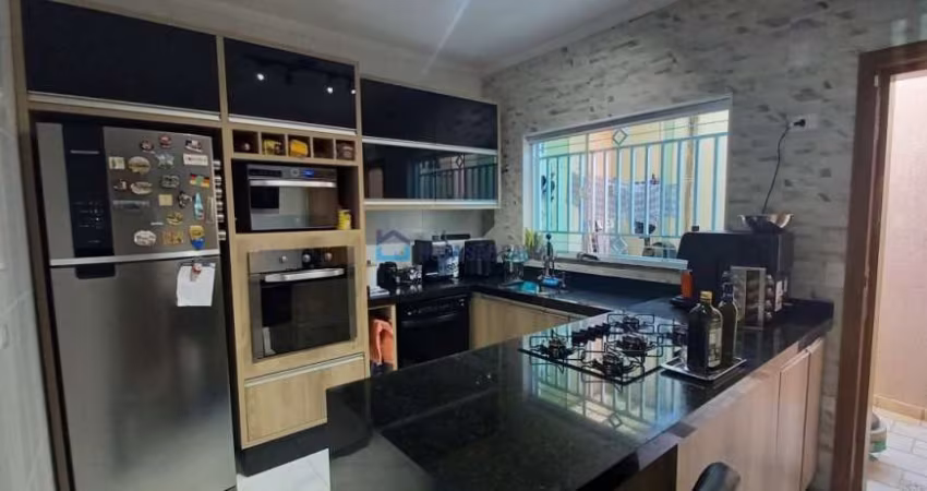 Lindo sobrado com 3 quartos, 1 suíte e 2 vagas