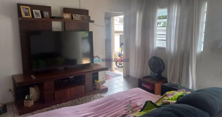 Casa térrea à venda na Vila Santa Catarina com 3 quartos e 2 vagas de garagem.