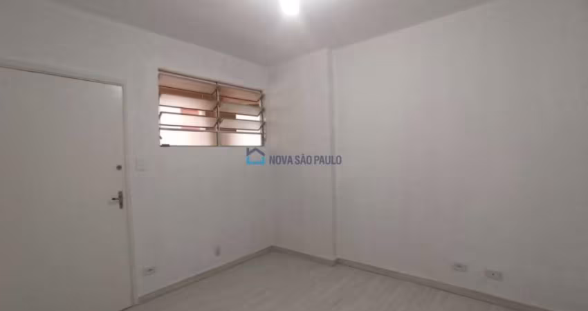 Apartamento à vanda na Vila Clementino com 2 quartos e 1 vaga de garagem.