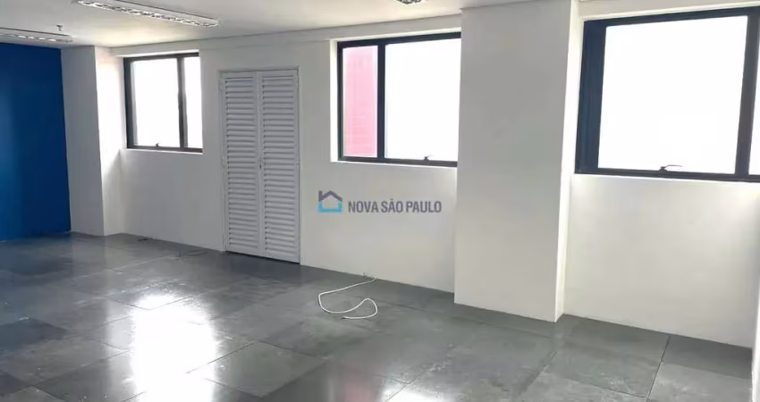 Sala comercial a venda ao lado da estação são judas