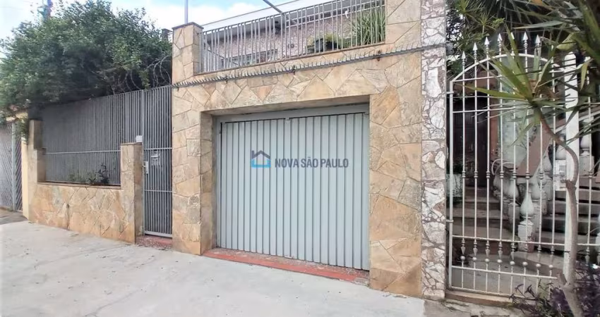 Casa térrea com 2 dormitórios  e 3 vagas no Ipiranga.